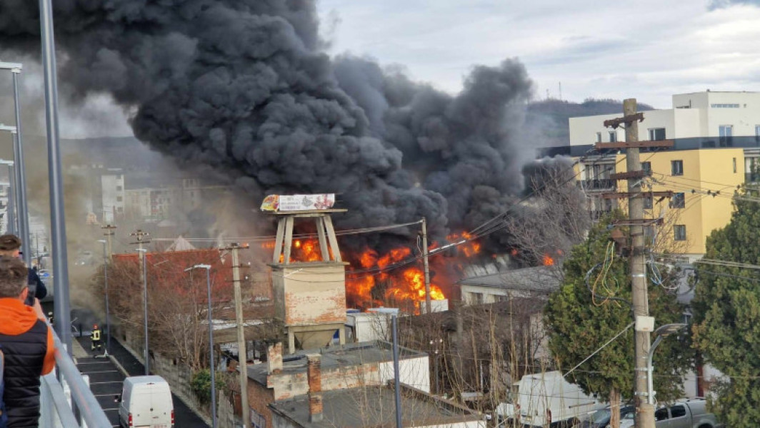 Incendiu de proporții la un depozit din Sibiu