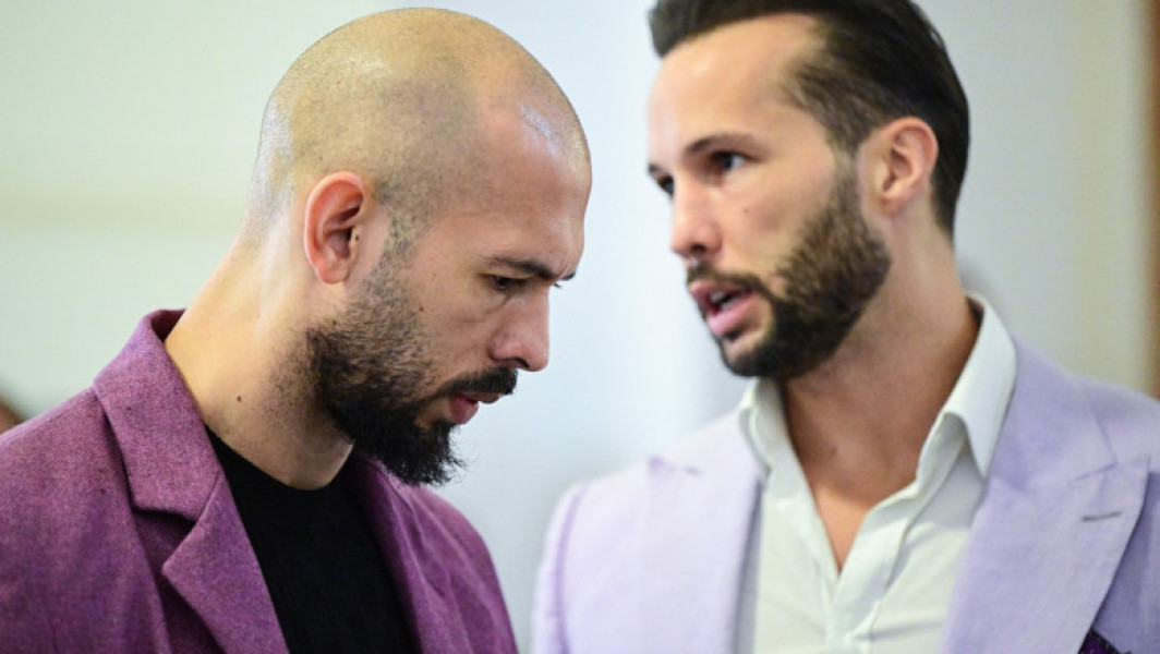 Andrew Tate și fratele său Tristan Tate vor reveni în Marea Britanie pentru a se apăra împotriva acuzațiilor aduse de autorități, potrivit unui comunicat al avocatului celor doi, Andrew Ford, citat de News.ro. Acesta susține că unele dintre acuzațiile formulate în România au fost retrase de procurori, iar odată ce procesul va fi încheiat în întregime, frații Tate vor veni în Regatul Unit pentru a face față acuzațiilor britanice.