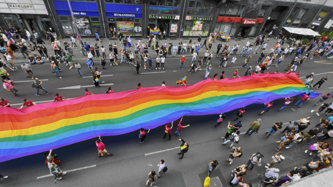 Creșterea discursului de ură împotriva comunității LGBTQ+ în Europa, utilizată de politicienii de extremă dreaptă ca armă pentru a genera diviziuni, afectează grav drepturile fundamentale ale cetățenilor, notează digi24.ro. Potrivit ministrului Katrin Hugendubel, reprezentantă a ILGA-Europe, țările europene au înregistrat o progresie semnificativă în domeniul drepturilor LGBTQ+ timp de ani, însă acum se observă o inversare bruscă a acesteia.
