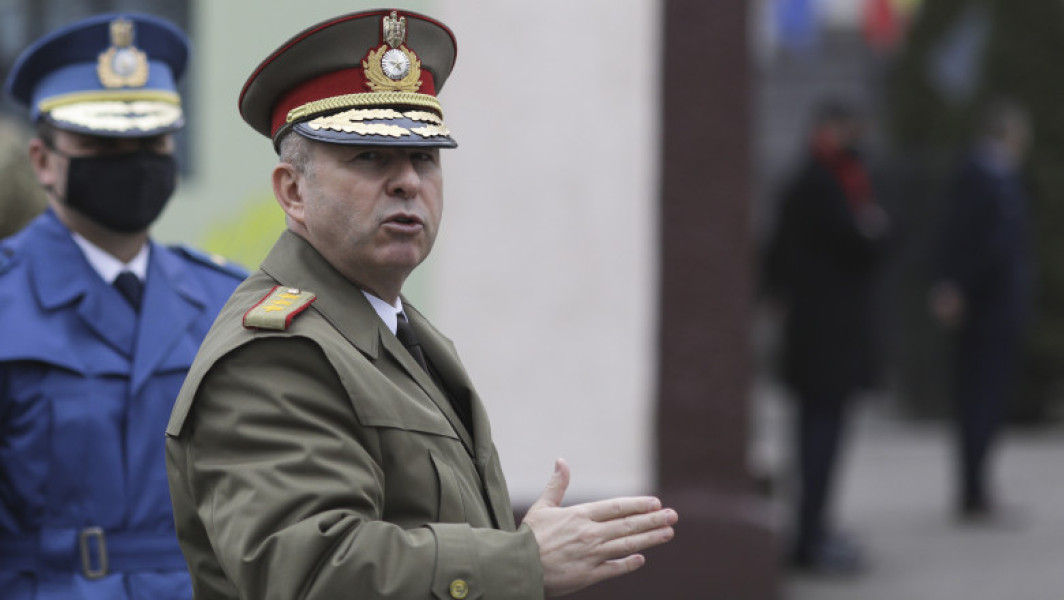 Generalul în rezervă Cătălin Zisu, anchetat de DNA într-un nou dosar de corupție, se află printre cei suspectați de concesionarea ilegală a unor locuri de veci din cimitirul militar Ghencea. Potrivit DNA, Zisu, alături de alți doi ofițeri superiori și de doi subofiteri din Ministerul Apărării Naționale, este acuzat că a facilitat contracte de concesiune pe o perioadă anticipată de 49 de ani pentru cinci persoane, folosind documente false pentru a justifica calitatea acestora de cadre militare sau personal civil.
