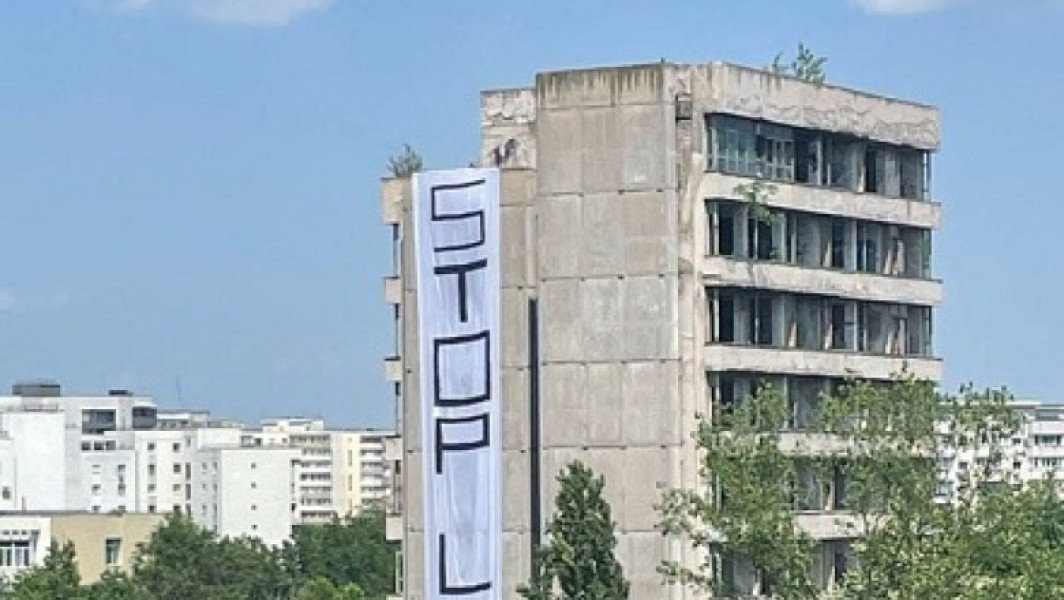 Mesaj homofob afisat pe un bloc abandonat în cartierul Titan din București