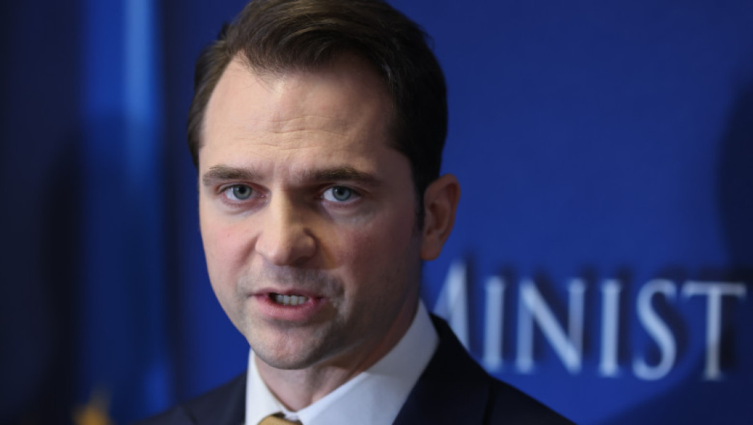 Ridicarea plafonului de preț la energie de la 1 iulie poate duce la creșterea prețurilor, avertizează ministrul Energiei, Sebastian Burduja, care recomandă prudență. Potrivit acestuia, panica creată nu face bine nimănui și stimulează speculațiile pe piața energiei, ceea ce ar putea duce la costuri tot mai mari pentru consumatori.