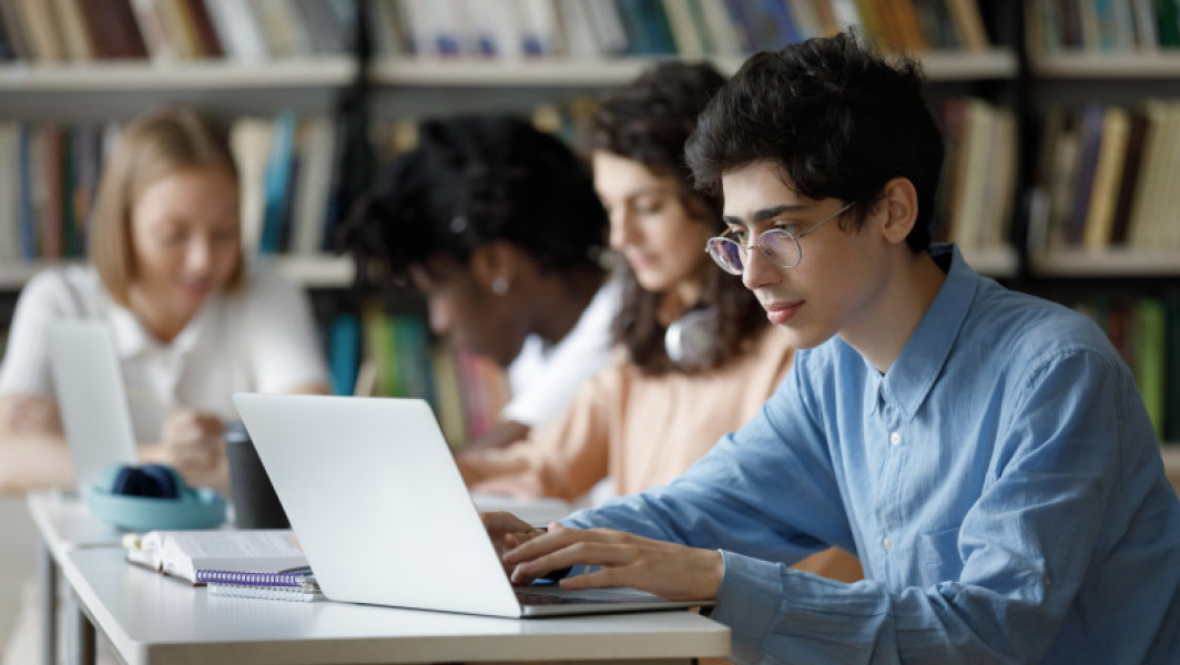 Rezultatele inițiale ale examenului de bacalaureat 2025, vor fi afișate vineri, 20 iunie, până la ora 12:00, conform calendarului oficial. După afișarea rezultatelor, în aceeași zi, între orele 14:00 și 18:00, precum și în zilele de luni, 23 iunie, și marți, 24 iunie, elevii pot solicita vizualizarea lucrărilor și pot depune contestatii.