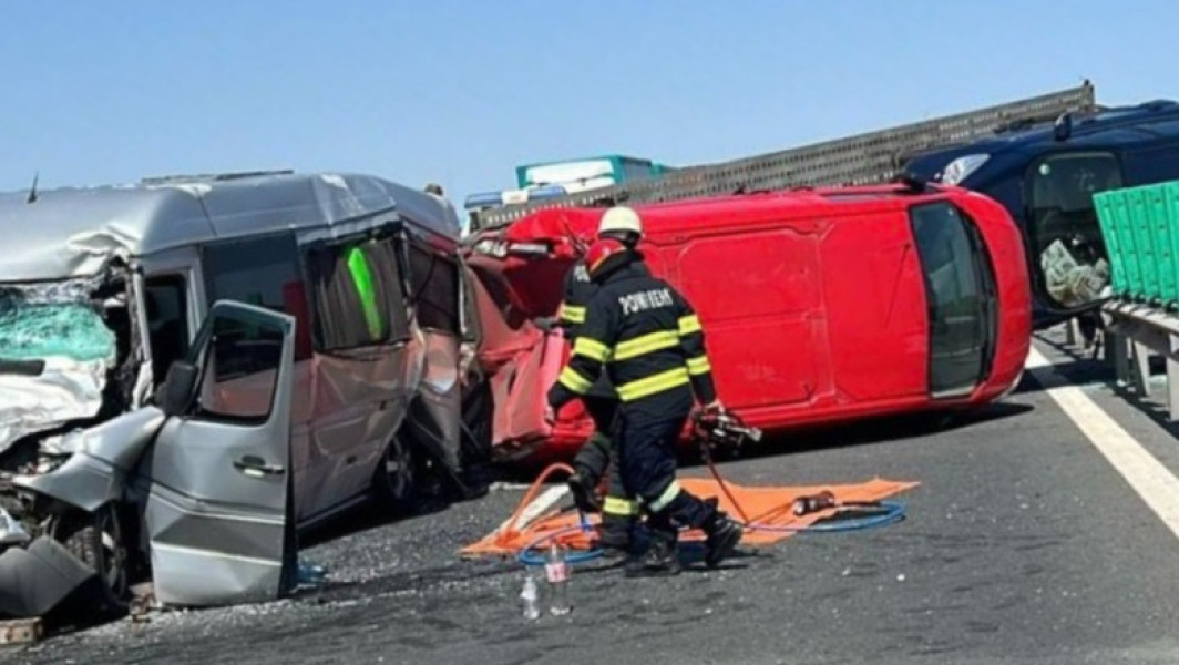 Trafic blocat pe autostrada A1, după un accident în lanț cu trei vehicule. Două persoane au fost rănite