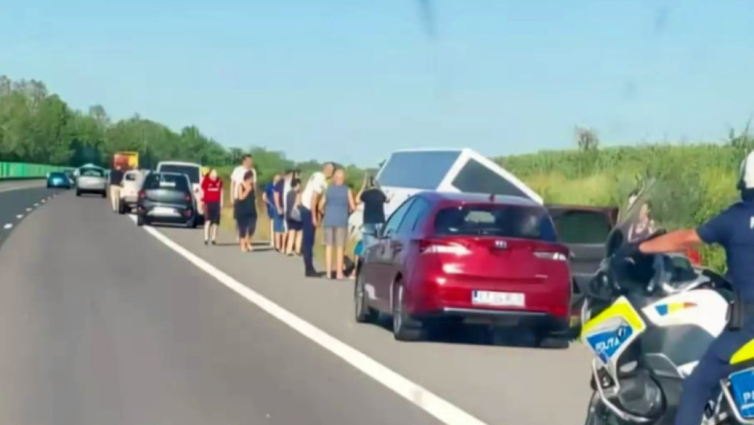 Video&Foto Un mort și mai mulți răniți, după ce un autocar plin cu copii s-a răsturnat pe autostrada A2. A fost activat Planul roşu de intervenţie