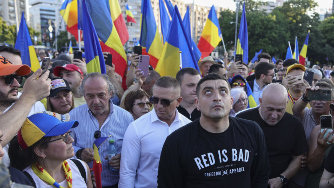 Video&Foto Câteva sute de persoane și George Simion au protestat în Piața Victoriei împotriva „austerității”. Manifestații AUR și în alte orașe