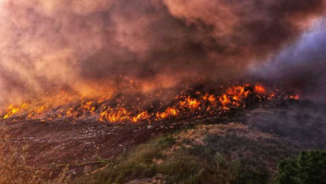 Foto Incendiu de proporții la o groapă de deșeuri din Dâmbovița: a fost emis mesaj Ro-Alert. Intervenție dificilă a pompierilor