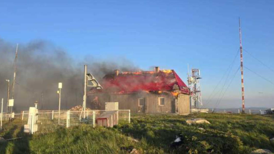 Incendiu pe Vârful Vlădeasa: cabana și stația meteo, cuprinse de flăcări. Pompierii încearcă să protejeze rezervorul de combustibil
