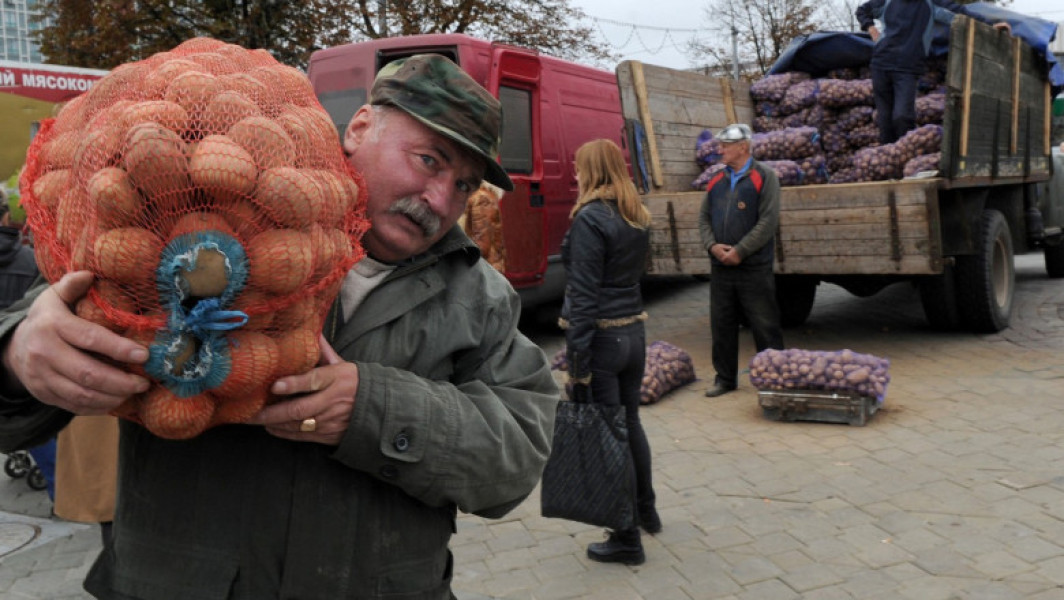 „Mafia cartofilor” stârnește furie în Belarus. Cum a declanșat Lukașenko o criză agricolă de care profită Rusia