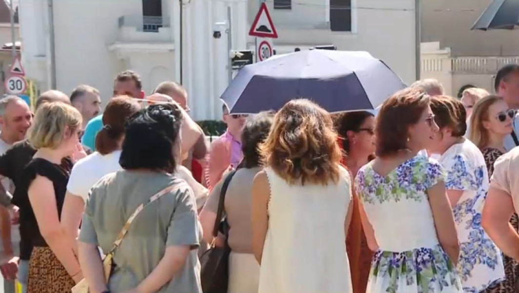 Video Angajații de la Guvern au protestat la Palatul Victoria. Sunt nemulțumiți de reducerea sporurilor