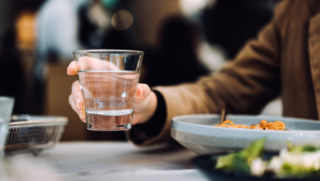 Video Apă gratis doar pe hârtie. Experiment Digi24: Cum încalcă restaurantele legea în vigoare de un an. „Noi nu dăm. Așa e politica firmei”