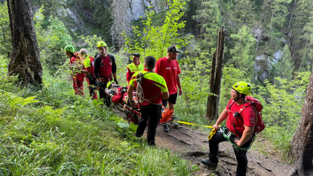 Opt persoane, salvate de pe munte de salvamontiști. O persoană a fost găsită decedată