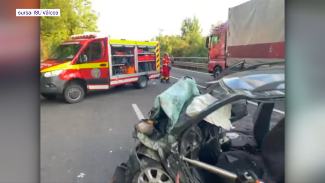Video Accident grav între un TIR și o mașină pe DN7, în Vâlcea. O persoană a murit și o alta a fost rănită