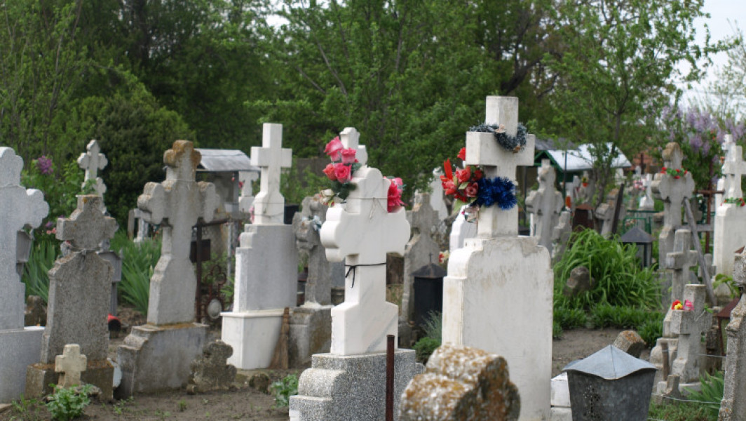 Fraudă de peste 1,3 milioane de lei cu monumente funerare, la Iași