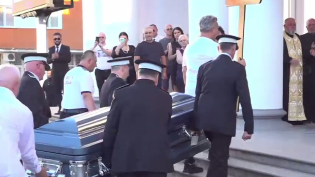 Video Sicriul cu trupul neînsufleţit al campionului Mihai Leu, întâmpinat cu aplauze la Hunedoara