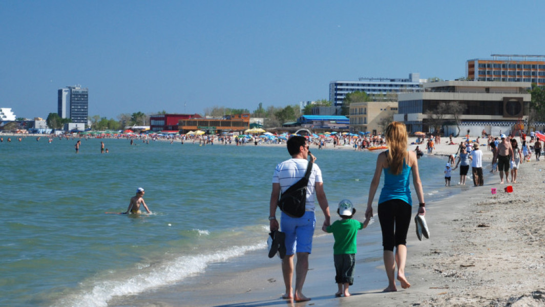 Video Vacanțele și ieșirile în oraș se scumpesc de la 1 august. Cât de mult va afecta creșterea TVA domeniul Horeca