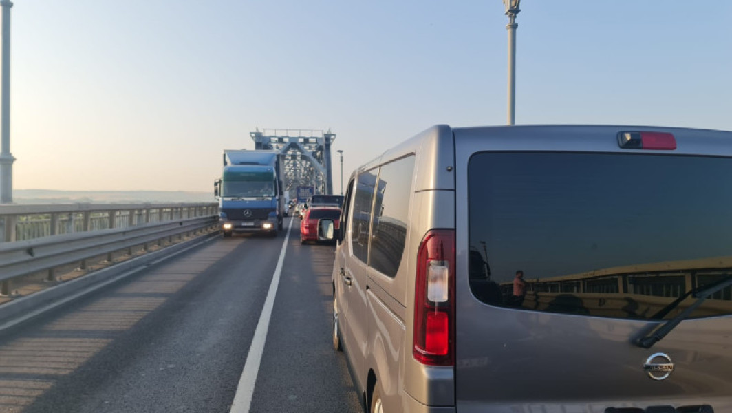 Restricții de circulație pe Podul Prieteniei din cauza caniculei. Măsuri pentru protejarea carosabilului și siguranța rutieră