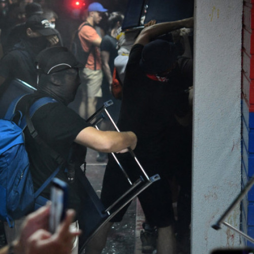 Video Scene de război în Serbia: manifestanții au devastat sediul partidului de guvernământ din Novi Sad. Zeci de răniți și arestați