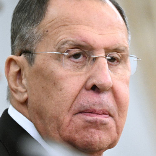 Video Cum îi sfidează ministrul rus de Externe pe americani, înainte de întâlnirea din Alaska. Mesajul afișat pe îmbrăcămintea lui Lavrov