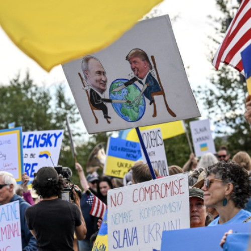 Galerie Foto Locuitorii din Alaska îl întâmpină pe Putin cu steaguri ucrainene. „Criminalul de război se află aici”